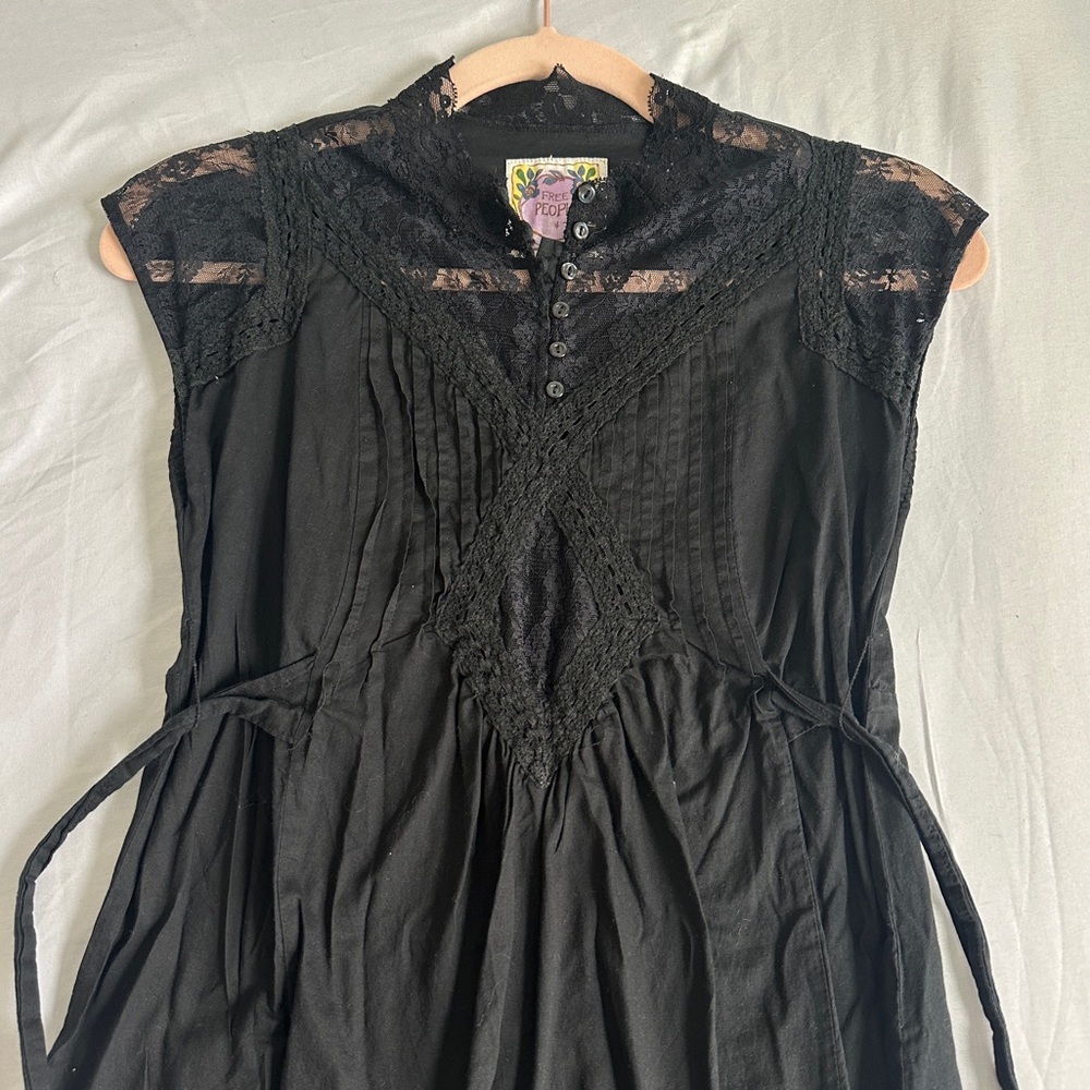 Free people black lace blouse 
Sleeveless
Very good condition

Size 4